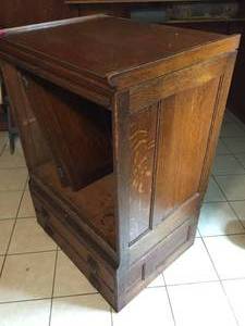 lot 69 image: Wooden Stand with drawers