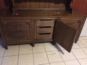lot 84 image: Lighted Hutch