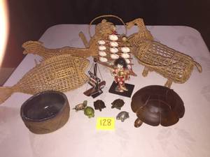 lot 128 image: Assorted Deco