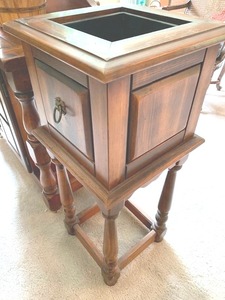 lot 20 image: Decorative Plant Stand