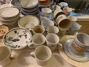 lot 32 image: Lot of Dishes