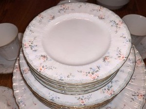 lot 25 image: Mikasa China Set (Roselle)