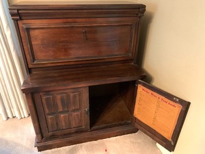 lot 28 image: Vintage Liquor Cabinet