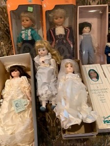 lot 89 image: Lot of Several Dolls