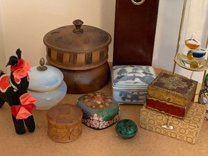 lot 59 image: Trinkets and Treasures