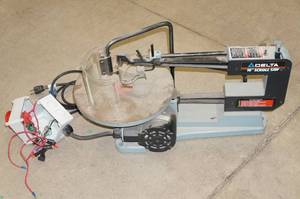 lot 14 image: Delta 40-530 16 Scroll Saw