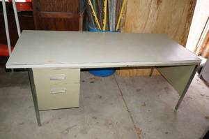 lot 141 image: Desk