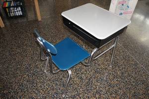 lot 60 image: 10 Classroom Desks - Cubby Type