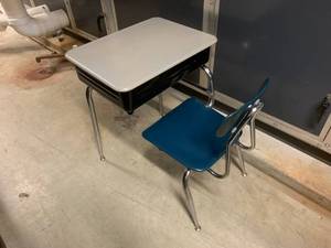 lot 65A image: 10 Classroom Desks - Lift Top