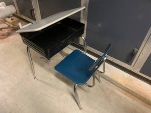 lot 65 image: 10 Classroom Desks - Lift Top