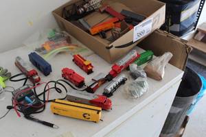 lot 389 image: Tyco Train Car Set