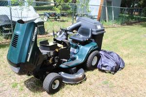 lot 362 image: Craftsman Riding Lawn Mower 42in. Cut with 42in. Mower Grass Catcher System, Mower Cover