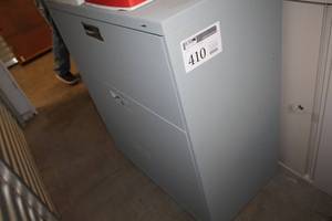 lot 410 image: Metal Lateral File Cabinet 3-Drawer