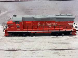lot 10 image: Vintage HO Burlington #989 Diesel Locomotive