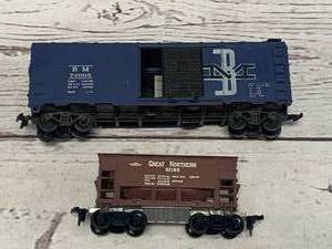 lot 29 image: Boston & Maine 74005 & Great Northern 92189 Train Cars