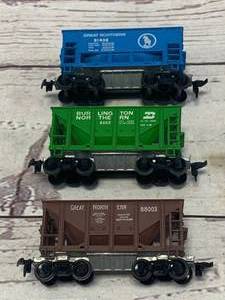 lot 35 image: Lot of 3 Great Northern & Burlington Northern Train Car