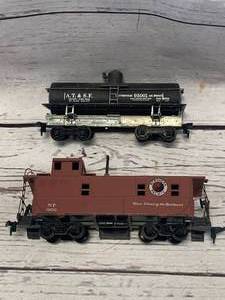 lot 37 image: Great Northern NP 1600 & AT & SF Train Car