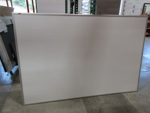 QUARTET WHITE BOARD WITH ALUMINUM FRAME AND TRAY