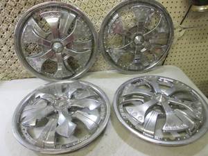 lot 6 image: 4 - 14 Spinner Hubcaps  CS...