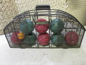 lot 41 image: Eddie Bauer Bocce Ball Set  RM4...