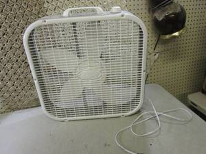 lot 43 image: Lasko Box Fan New Works  EW3...