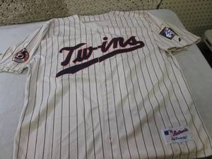 lot 46 image: Minnesota Twins Number 5 Jersey Siz...
