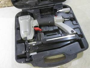 lot 100 image: Porter Cable 16ga Finish Nailer wit...