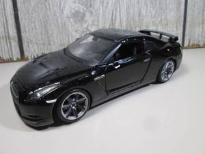 lot 130 image: Maisto Die Cast 2009 Nissan GT-R 1...