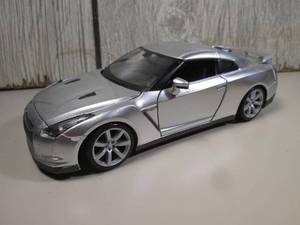 lot 141 image: Maisto Die Cast 2009 Nissan GT-R 1...