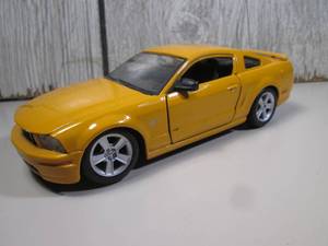 lot 142 image: Maisto Die Cast 2006 Ford Mustang G...