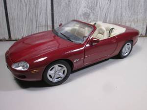 lot 155 image: Maisto Die Cast Jaguar XK8 118 Sca...