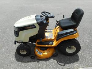 lot 5 image: Cub Cadet Riding Lawnmower