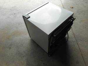 lot 8 image: Sanyo Mini Fridge