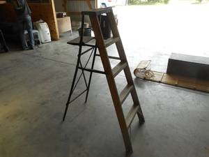 lot 16 image: Metal Ladder