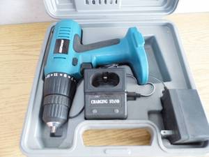 lot 22 image: Drill w Charger