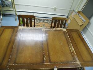 lot 115 image: Table - 4 Chairs