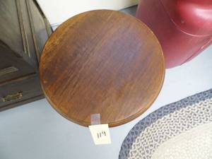 lot 119 image: Small TablePlant Stand
