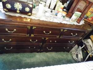 lot 132 image: Dresser w Mirror