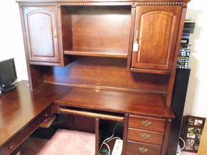 lot 135 image: L Desk w Hutch