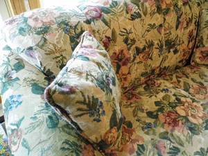 lot 140 image: Loveseat
