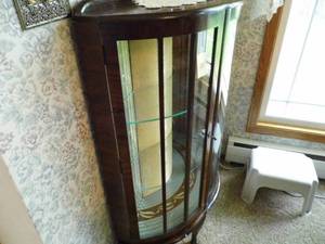 lot 142 image: Antique Curved Front Curio Cabinet
