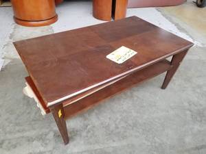 lot 530 image: Wood Coffee Table with Single Shelf, Extra Wood Shelf