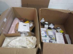 lot 18 image: Box of Returned Electronic Accessor...