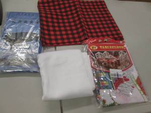 lot 286 image: Placemats, Plastic Table Cloths, Cl...