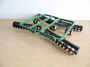 lot 3 image: John Deere Implement