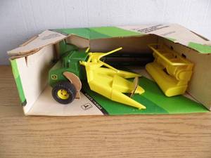 lot 35 image: Ertl John Deere Harvester