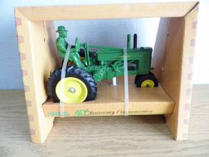 lot 38 image: Ertl John Deere 40th Anniversary Tractor
