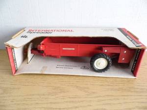 lot 40 image: International Harvester Spreader
