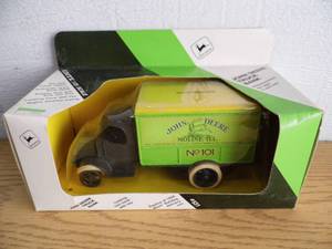 lot 42 image: Ertl John Deere Bank