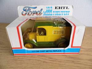 lot 44 image: Ertl John Deere 1913 NDSU Truck